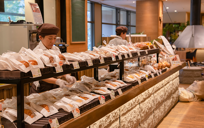 ラウンジ、パン